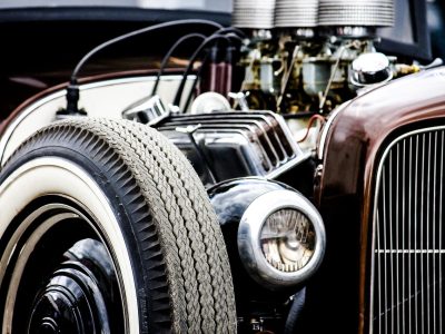 v8游戏网 编辑部成员围坐讨论新手攻略栏目选题，白板上贴着纸条，绿色马克笔标注重点